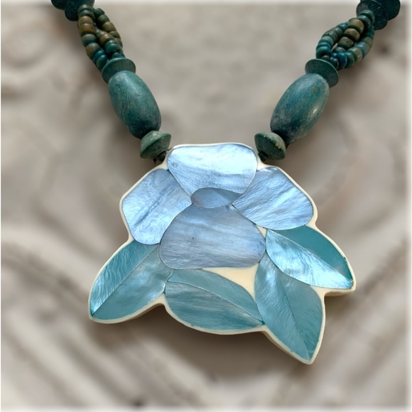 Vintage Blue Mother of Pearl Floral Pendant Necklace - Picture 8 of 10